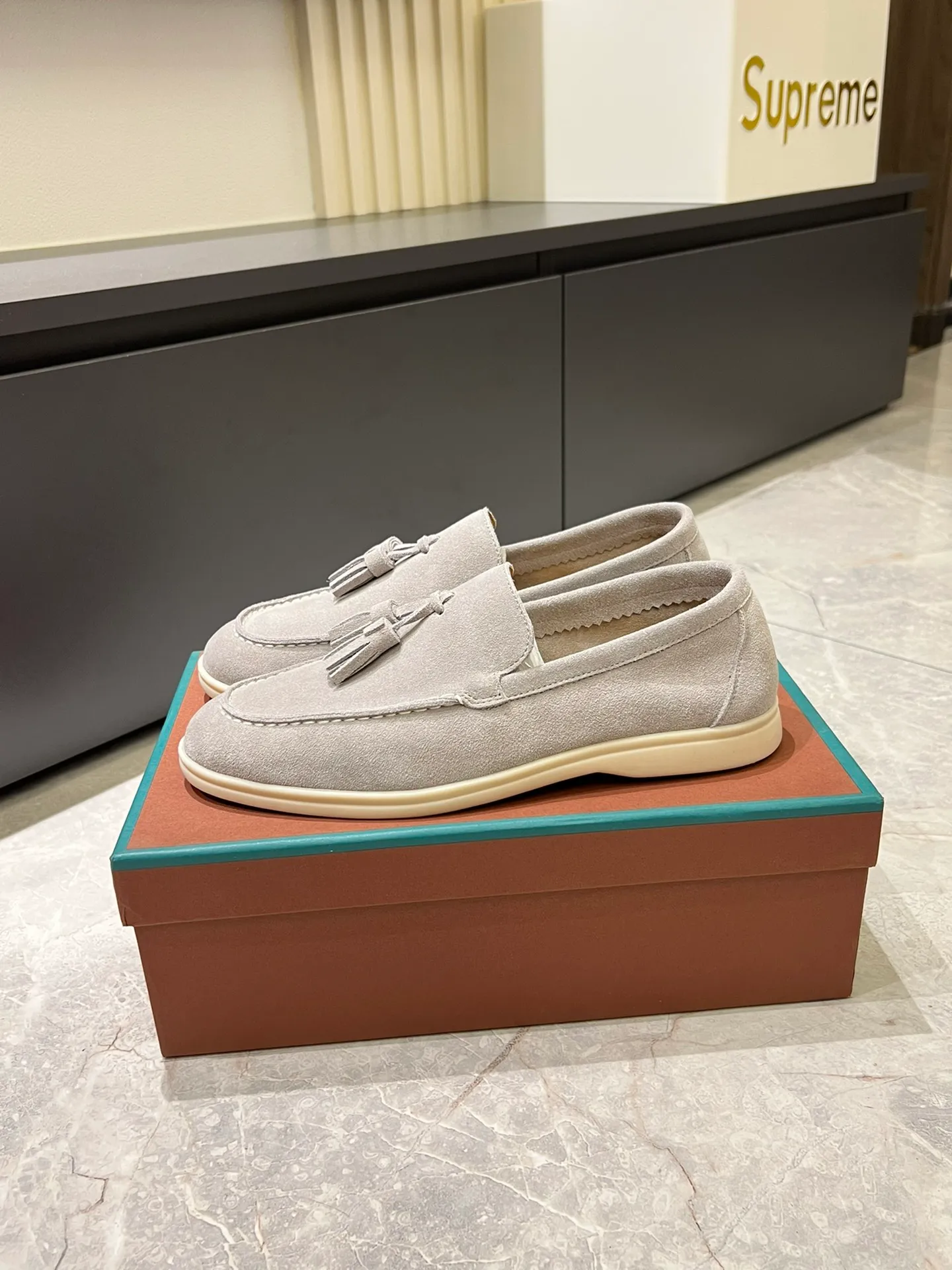Men's shoes 💰p360 "Loro men's shoes 💰pian'*" Classic L men's shoes for couples 💰p Top version British flat loafers, a must-have item in old money style, the minimalist design is eye-catching and durable, a plus point for dressing The soft foot feel and texture are outstanding. They don’t scratch your feet and are very nice. They are matched with soft and waxy soles. They can be worn daily for a long time without getting tired. They are easy to wear, versatile and classic items, with perfect foot feel and texture! Imported cashmere fabric, the lining is made of imported A-grade water-dyed cow lining, the top version of the genuine leather midsole is sewn with pure handmade mark thread! Size: Female 35-40 (34. Customized) Male 38-44 (45.46. Customized)
